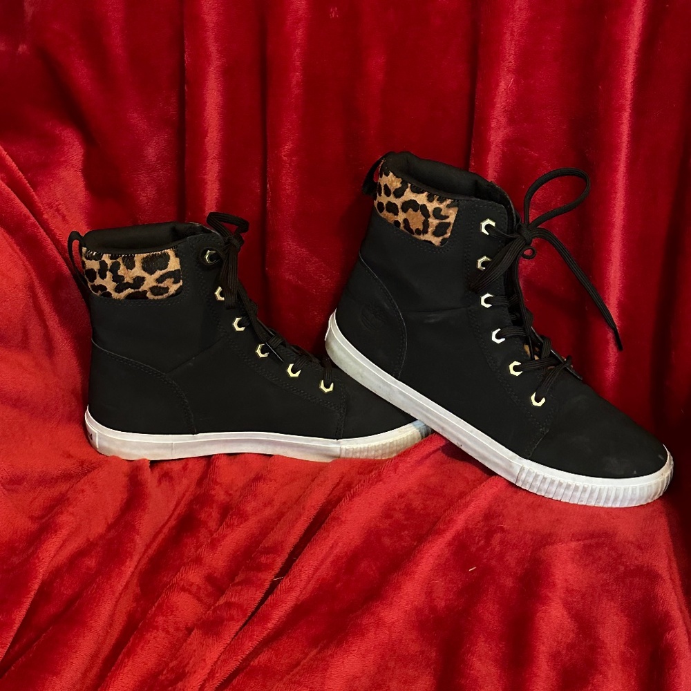 Women's Timberland black high-top sneaker w/leopard trim - Size 9.5
